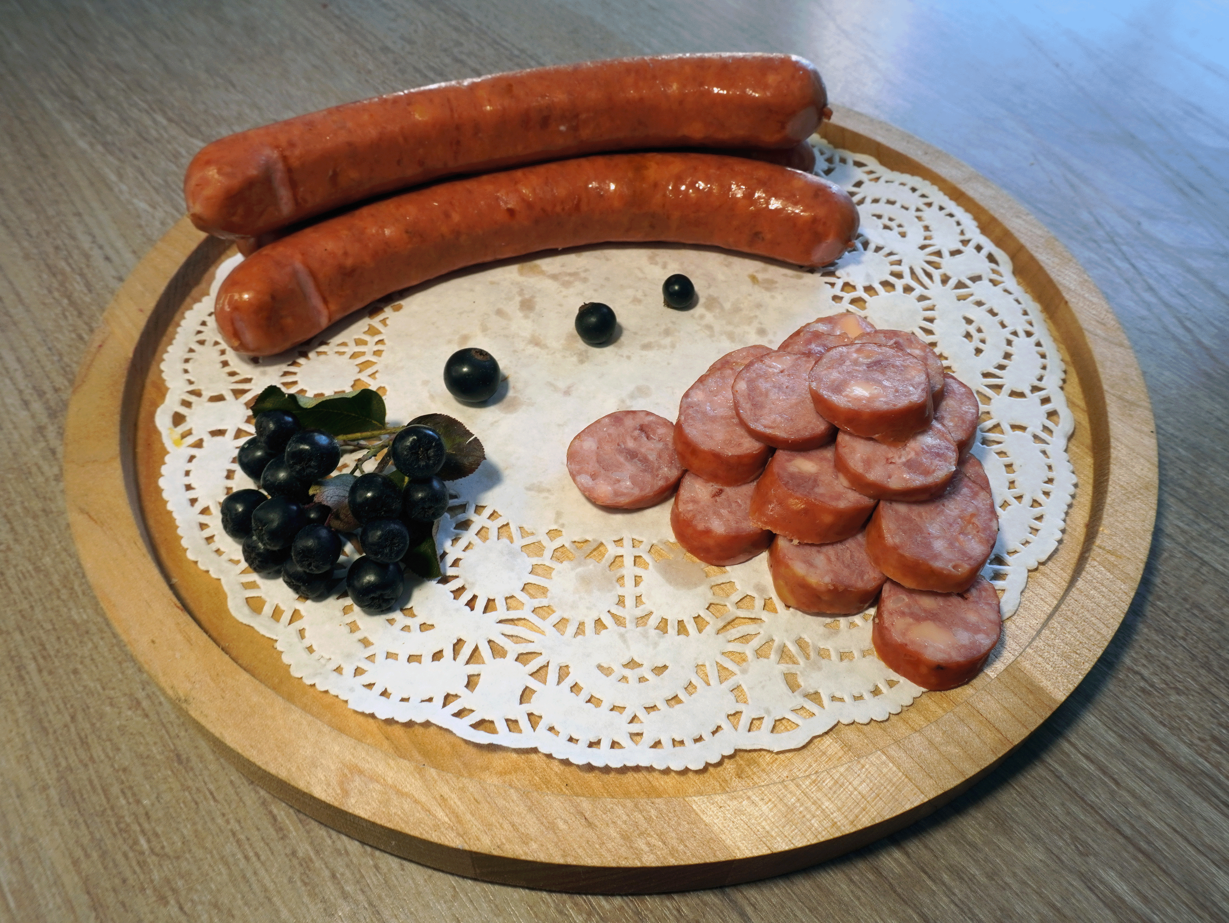 Сырные полукопченые колбаски